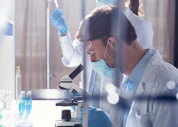 Como a tecnologia pode oferecer suporte aos laboratórios de análises clínicas?